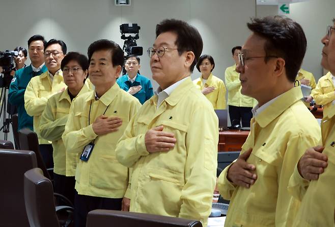 이재명 대통령이 18일 서울 용산 대통령실 청사에서 열린 을지 국무회의에서 국기에 경례를 하고 있다. [사진=연합뉴스]