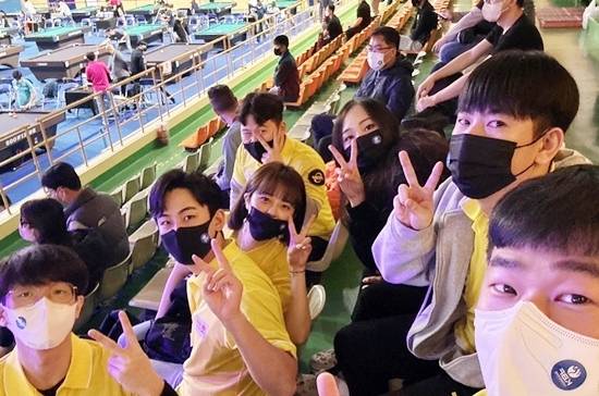 2022년 11월 ‘동트는동해배 전국당구대회’에 참가했을 때 회원들끼리 관중석에서 기념촬영. (사진=YB)