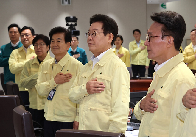 이재명 대통령과 국무위원들이 18일 오전 서울 용산 대통령실에서 열린 제1회 을지국무회의에서 국민의례를 하고 있다. 오른쪽부터 김민석 국무총리, 이 대통령, 정동영 통일부 장관, 정은경 보건복지부 장관, 김병환 금융위원장, 오세훈 서울시장. [김호영 기자]