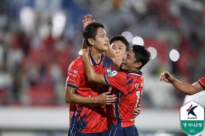 Kim Chan (left), who scored his first goal of the league this season, is being celebrated by Lee Dong -joon. Photo = Korea Professional Football Federation