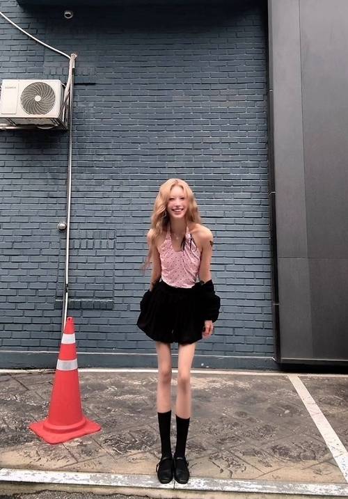 故 최진실의 딸이자 인플루언서 최준희가 눈부신 여름 패션으로 시선을 사로잡았다. 사진=최준희 SNS