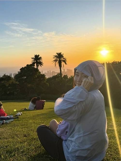 배우 최지우가 5살 딸과 함께한 하와이 근황을 전하며 따뜻한 모성미를 드러냈다. 사진=최지우 SNS