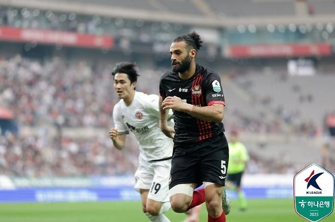 김주성과 최고의 호흡을 자랑했었던 야잔(사진 오른쪽). 사진=한국프로축구연맹