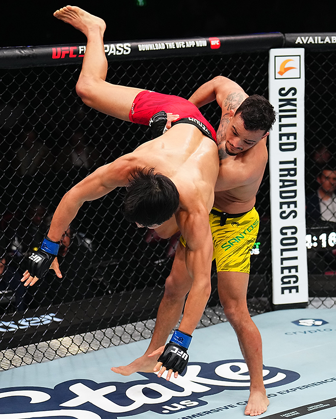 UFC 밴텀급 2승 1패 다니에우 구스타부 곤자가 산투스가 2025년 5월 캐나다 퀘벡주 몬트리올 벨 센터 UFC 315 제2경기에서 Road to UFC 시즌1 페더급 토너먼트 우승자 이정영을 테이크다운하고 있다. 사진=TKO