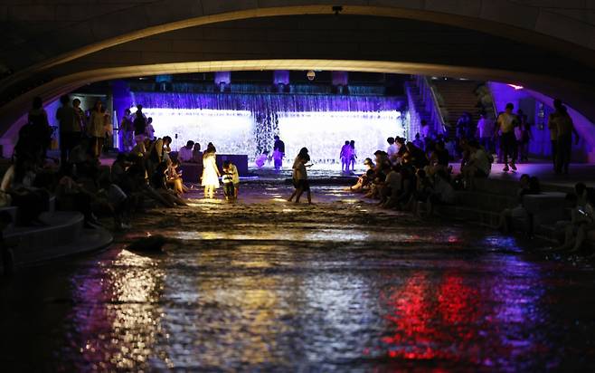 열대야가 계속되던 지난달 31일 시민들이 더위를 식히기 위해 서울 종로구 청계천을 찾은 모습./사진=뉴시스