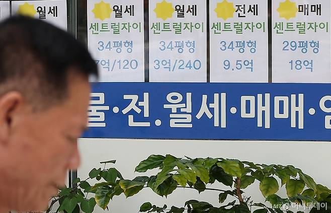 (서울=뉴스1) 김진환　기자 = 올해 들어 국내 주택 임대차 시장에서 월세 거래가 처음으로 100만 건을 넘었고, 전체 임대차 계약에서 월세 비중도 60%를 넘어섰다. ??전세대출 규제와 전셋값 급등이 월세 전환을 가속화하면서 수도권뿐 아니라 지방에서도 월세가 급증했으며, 전문가들은 앞으로 ‘월세 시대’가 본격화될 것으로 전망했다.   사진은 17일 서울 시내 한 부동산에 붙어있는 월세 안내문. 2025.8.17/뉴스1  Copyright (C) 뉴스1. All rights reserved. 무단 전재 및 재배포,  AI학습 이용 금지. /사진=(서울=뉴스1) 김진환　기자