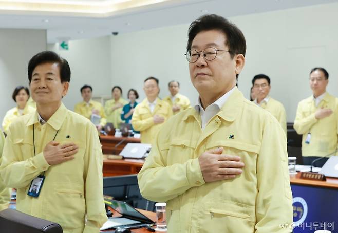 [서울=뉴시스] 고범준 기자 = 이재명 대통령이 18일 서울 용산 대통령실 청사에서 열린 제1회 을지국무회의 및 제37회 국무회의에서 국민의례를 하고 있다. (대통령실통신사진기자단) 2025.08.18. bjko@newsis.com /사진=