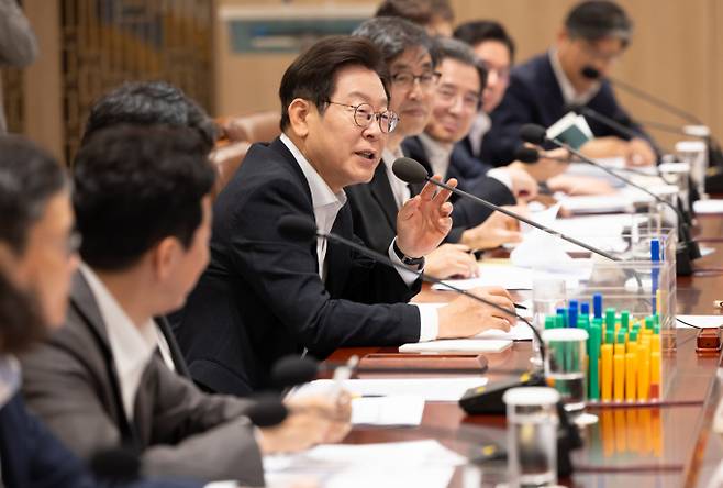 이재명 대통령이 지난 8월13일 서울 용산 대통령실 청사에서 열린 나라재정 절약 간담회에서 공공기관의 대대적인 통폐합이 필요하다고 언급했다. / 사진=대통령실