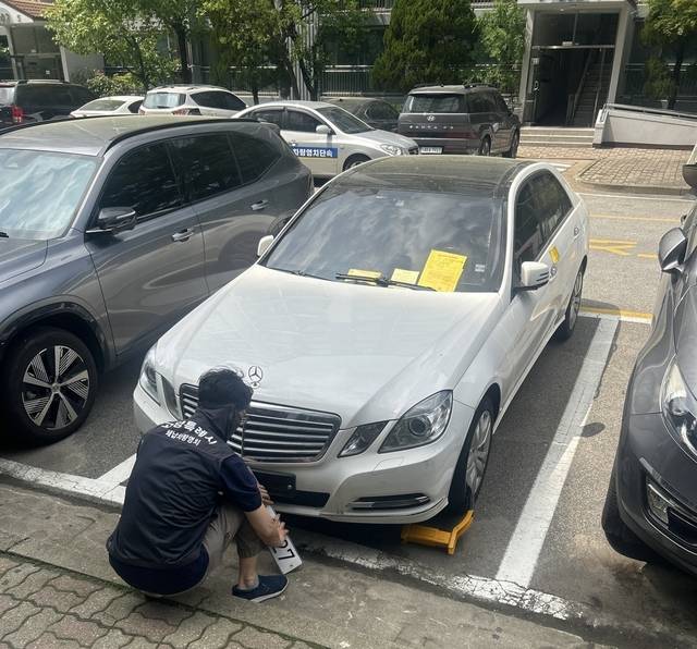 고양시 체납차량 영치TF팀이 영치단속 활동을 벌이고 있다. 고양시 제공