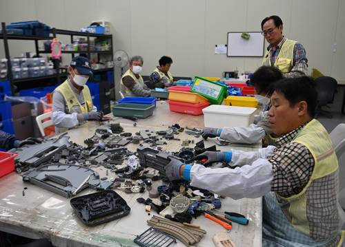 울산 울주군 웅촌면 코끼리공장에서 어르신들이 못 쓰는 장난감을 분해하고 있다. 분해된 부품은 파쇄 후 재생소재로 사용된다. 윤성호 기자