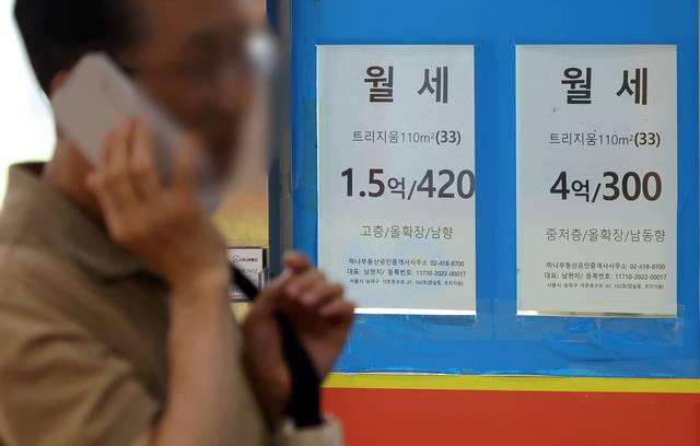 올 월세 낀 계약 100만건 돌파  : 올 들어 전국적으로 월세를 낀 계약 비중이 61.9%를 기록하며 처음으로 60%를 넘긴 가운데 17일 서울 시내 한 부동산에 월세 매물 정보가 게시돼 있다. 뉴시스