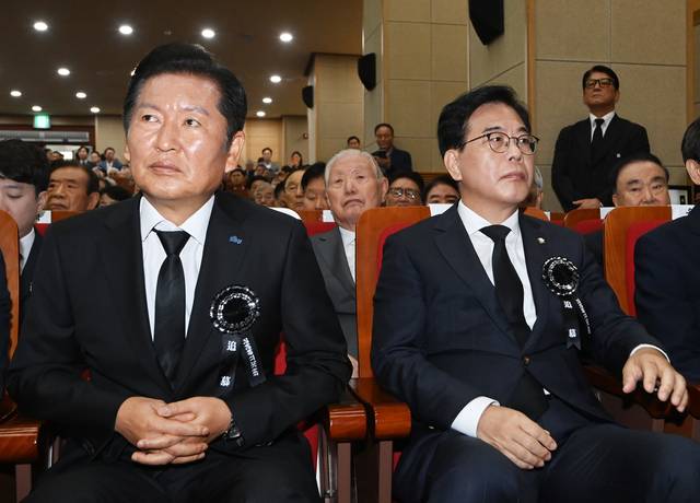 정청래 더불어민주당 대표(왼쪽)와 송언석 국민의힘 비상대책위원장 겸 원내대표가 18일 서울 동작구 국립서울현충원 현충관에서 열린 ‘김대중 전 대통령 서거 16주기 추도식’에 참석하고 있다.  박윤슬 기자