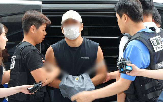 지난달 10일 경기 김포시 한 단독주택에서 60∼70대 부모와 30대 형 등 일가족 3명을 흉기로 살해한 혐의를 받는 30대 A 씨가 부천시 원미구 인천지방법원 부천지원에서 열린 구속 전 피의자 심문(영장실질심사)에 출석하고 있다. 연합뉴스