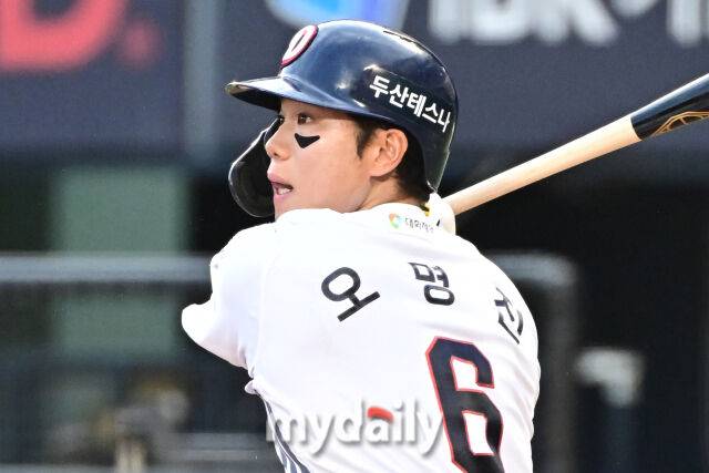 2일 서울 잠실야구장에서 열린 '2025 신한 SOL BANK KBO리그' 삼성 라이온즈와 두산 베어스 경기. 두산 오명진이 3회말 1사에 친 타구가 수비 정면으로 향했다. 타구를 바라보는 오명진./마이데일리