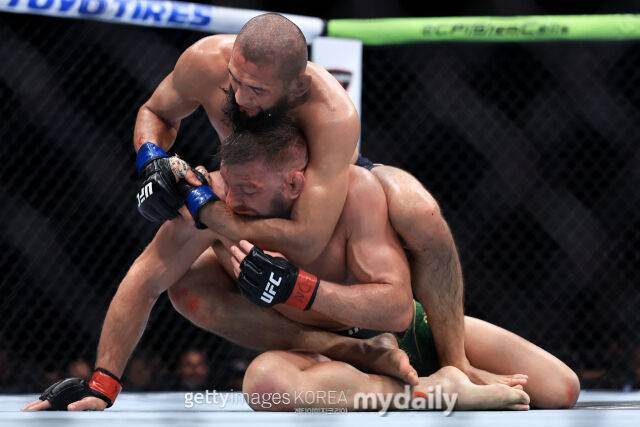 치마예프(위)가 두 플레시스에게 초크 기술을 걸고 있다. /게티이미지코리아