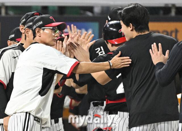17일 오후 인천광역시 문학동 인천SSG랜더스필드에서 진행된 '2025 프로야구 KBO리그' SSG랜더스와 LG트윈스의 경기. LG 염경엽 감독이 6-1로 승리한 뒤 임찬규를 격려하고 있다./마이데일리