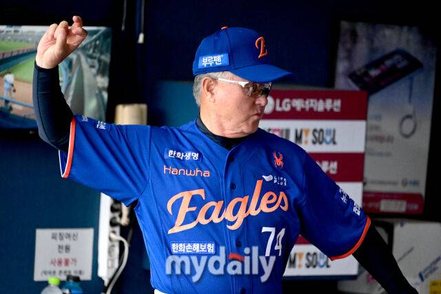 2025년 8월 9일 오후 서울 잠실구장에서 열린 '2025 신한 SOL뱅크 KBO 리그' 한화 이글스와 LG 트윈스의 경기 한화 김경문 감독이 몸을 풀고 있다./마이데일리