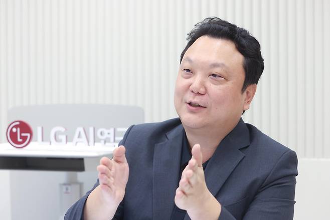 김유철 LG AI연구원 전략부문장이 13일 헤럴드경제와의 인터뷰에서 발언하고 있다.   [LG AI연구원 제공]