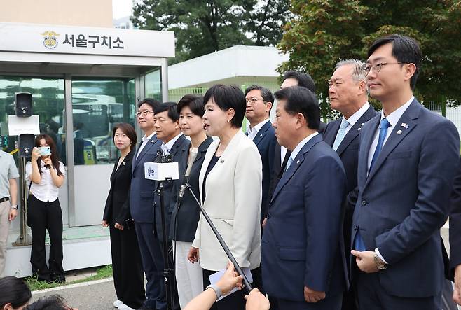 더불어민주당 3대 특검 종합대응특별위원회의 의원들이 11일 윤석열 전 대통령이 수감된 서울구치소를 방문해 취재진 앞에서 브리핑하고 있다. [연합]