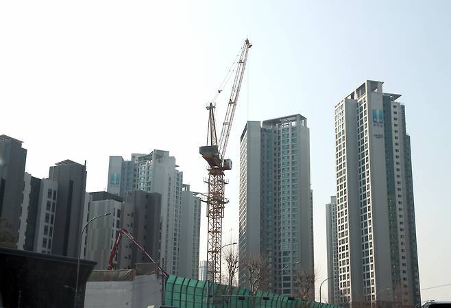 아파트 공사 모습. [연합]