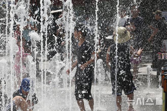 [서울=뉴시스] 김명원 기자 = 서울 등 내륙에 낮기온 33도의 무더위가 이어지는 가운데 10일 서울 종로구 광화문 광장 분수대에서 어린이들이 더위를 식히고 있다. 2025.08.10. kmx1105@newsis.com