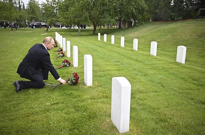 [앵커리지=AP/뉴시스] 도널드 트럼프 미국 대통령과의 정상회담을 위해 미국 알래스카를 방문한 블라디미르 푸틴 러시아 대통령이 회담 직후 인근 소련군 묘지를 찾아 헌화하며 공식 일정을 마무리했다. 푸틴 대통령이 앵커리지의 소련군 묘지에 헌화하는 모습. 2025.08.18.