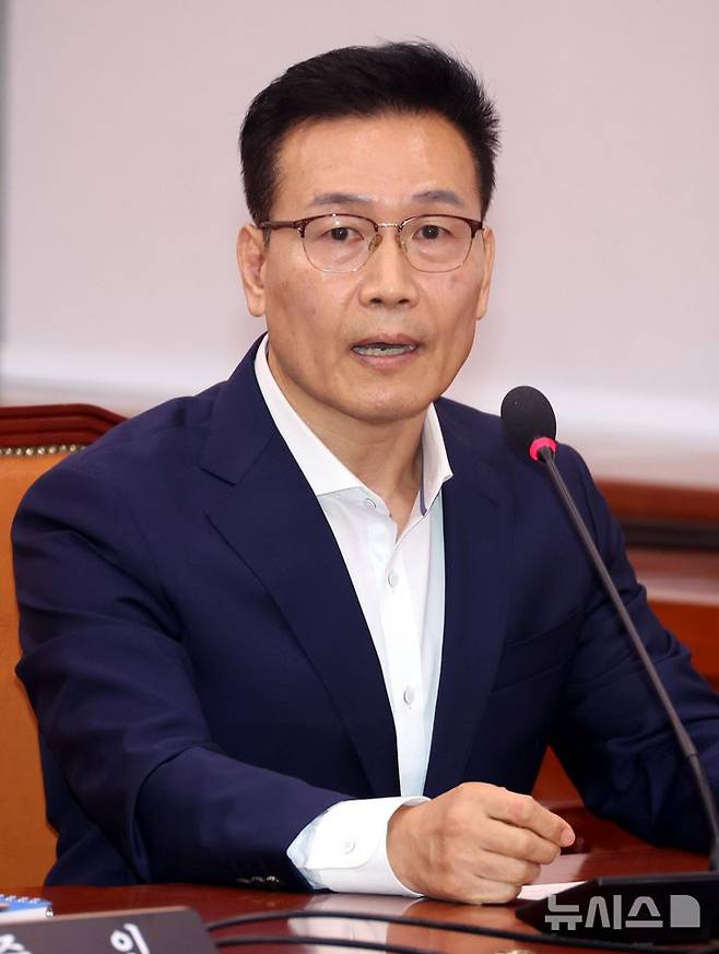 [서울=뉴시스] 조성봉 기자 = 대통령경호처 출신인 단톡방 '멋진해병' 멤버 송호종(오른쪽) 씨가 14일 오후 서울 여의도 국회 법제사법위원회에서 열린 공위공직자범죄수사처에 대한 국정감사에서 의원들의 질의에 답변하고 있다. 2024.10.14. suncho21@newsis.com