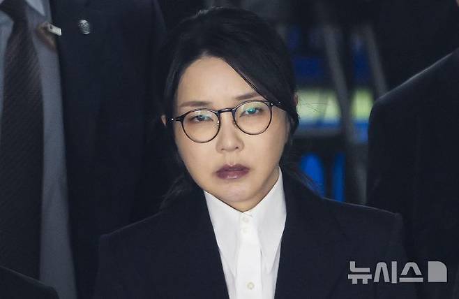 [서울=뉴시스] 사진공동취재단 =김건희 여사가 18일 구속 후 두 번째 특검 조사에 출석했다. 김 여사 일가의 집사로 알려진 김예성씨와 건진법사 전성배씨도 같은 날 특검팀에 소환돼 조사를 받고 있다. 사진은 김 여사. 2025.08.12. photo@newsis.com