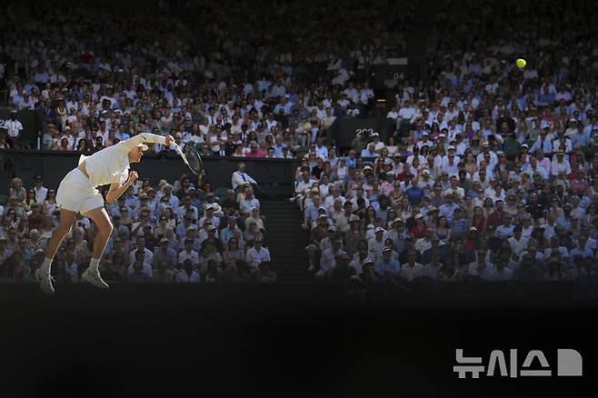 [런던=AP/뉴시스] 얀니크 신네르(1위·이탈리아)가 지난달 11일(현지 시간) 영국 런던 올잉글랜드 클럽에서 열린 2025 윔블던 테니스 대회 남자 단식 준결승에서 노바크 조코비치(6위·세르비아)와 경기하고 있다. 윔블던 첫 우승에 도전하는 신네르가 3-0(6-3 6-3 6-4)으로 완승하고 결승에 올라 3연패를 노리는 카를로스 알카라스(2위·스페인)와 격돌한다. 2025.07.12.