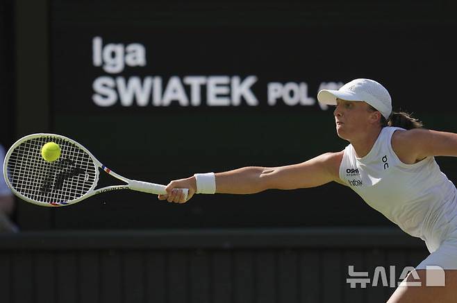 [런던=AP/뉴시스] 이가 시비옹테크(4위·폴란드)가 지난달 10일(현지 시간) 영국 런던 올잉글랜드 클럽에서 열린 2025 윔블던 테니스 대회 여자 단식 준결승에서 벨린다 벤치치(35위·스위스)와 경기하고 있다. 시비옹테크가 2-0(6-2 6-0)으로 승리하고 결승에 올라 어맨다 아니시모바(12위·미국)와 우승을 다툰다. 2025.07.11.