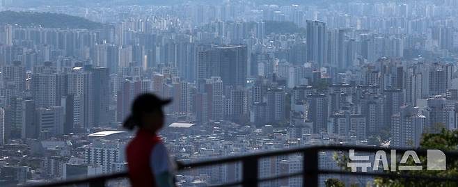 [서울=뉴시스] 조성우 기자 = 지난 7월11일 오전 서울 남산에서 아파트 단지가 내려다 보이고 있다. 2025.08.18. xconfind@newsis.com