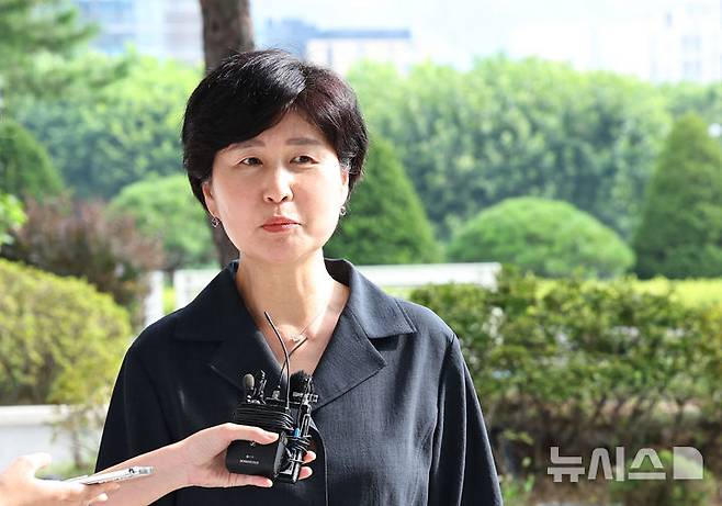 [서울=뉴시스] 최진석 기자 = 백혜련 더불어민주당 의원이 18일 서울 서초구 서울고등법원에 마련된 조은석 내란 특검 사무실에 참고인으로 출석하며 기자들의 질문에 답하고 있다. 2025.08.18. myjs@newsis.com