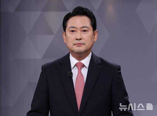 [서울=뉴시스] 국회사진기자단 = 장동혁 국민의힘 대표 후보가 17일 오후 서울 여의도 KBS에서 진행된 ‘당대표 후보자 TV토론회’ 참석해 시작을 기다리고 있다. 2025.08.17. photo@newsis.com