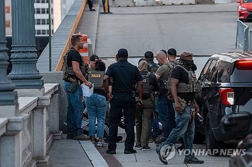 16일 워싱턴DC에서 체포 작전 벌이는 ICE 요원들 [AFP=연합뉴스 제공]