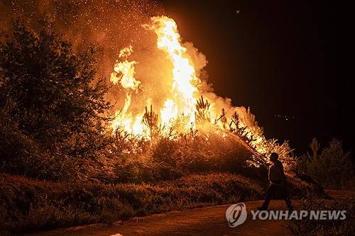 스페인 갈리시아지방 산불 진압 [EPA=연합뉴스 제공]
