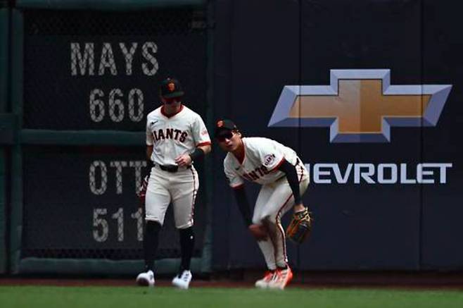 이정후가 18일(한국 시각) 탬파베이와 홈 경기에서 4회초 2루타성 타구를 무릎으로 잡아낸 뒤 꺼내는 모습. 연합뉴스