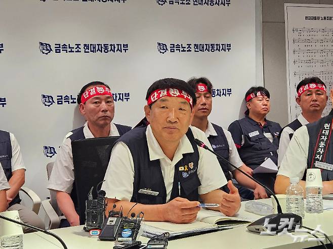 금속노조 현대자동차지부 문용문 지부장이 기자들의 질문에 답하고 있다. 반웅규 기자