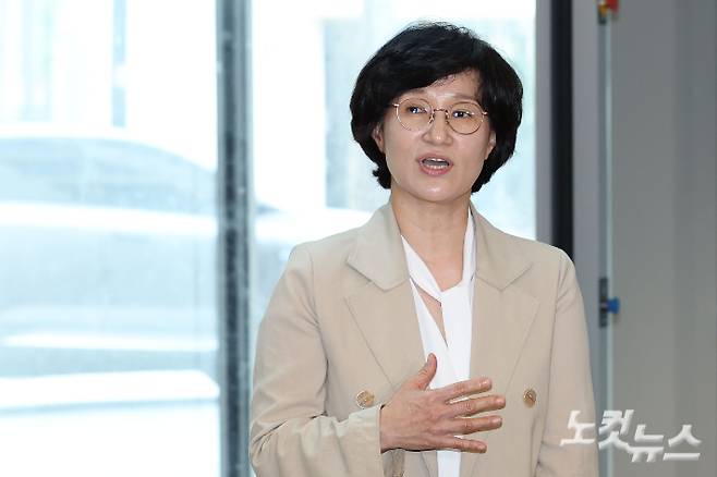 원민경 여성가족부 장관 후보자가 18일 오전 서울 서대문구 한국청소년활동진흥원에 마련된 인사청문회 준비 사무실로 출근해 소감을 밝히고 있다. 류영주 기자