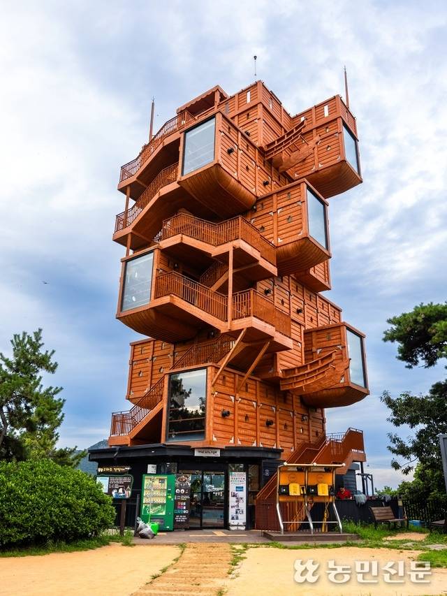 이색적인 모양으로 발길을 끄는 전남 목포 고하도 전망대. 판옥선 모형을 쌓아 올린 형태다.이색적인 모양으로 발길을 끄는 전남 목포 고하도 전망대. 판옥선 모형을 쌓아 올린 형태다.