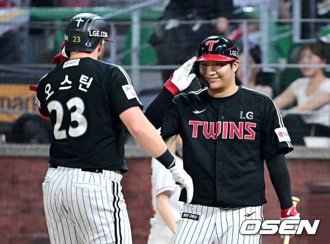 [OSEN=인천, 최규한 기자] 17일 인천 SSG랜더스필드에서 ‘2025 신한 SOL Bank KBO리그’ SSG 랜더스와 LG 트윈스의 경기가 열렸다.홈팀 SSG는 최민준, 방문팀 LG는 임찬규를 선발로 내세웠다.8회초 무사 선두타자로 나선 LG 오스틴이 달아나는 좌중간 솔로포를 날리고 홈을 밟은 뒤 문보경과 인사를 나누고 있다. 2025.08.17 / dreamer@osen.co.kr