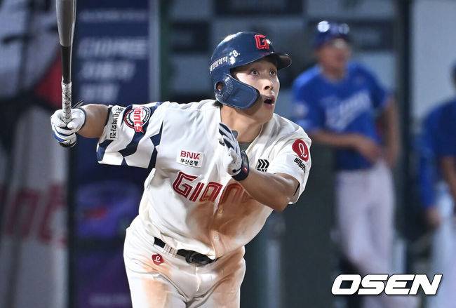 [OSEN=부산, 이석우 기자] 17일 부산 사직야구장에서 2025 신한 SOL 뱅크 KBO 리그 롯데 자이언츠와 삼성 라이온즈의 경기가 열렸다. 홈팀 롯데는 감보아가, 방문팀 삼성은 이승현이 선발 출전했다.롯데 자이언츠 황성빈이 9회말 1사 우월 동점 솔로 홈런을 치고 있다. 2025.08.17 / foto0307@osen.co.kr
