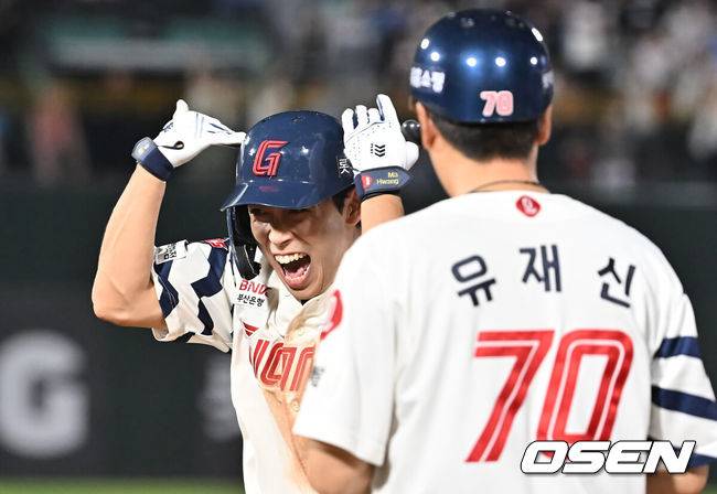 [OSEN=부산, 이석우 기자] 17일 부산 사직야구장에서 2025 신한 SOL 뱅크 KBO 리그 롯데 자이언츠와 삼성 라이온즈의 경기가 열렸다. 홈팀 롯데는 감보아가, 방문팀 삼성은 이승현이 선발 출전했다.롯데 자이언츠 황성빈이 연장 11회말 1사 중견수 앞 안타를 치고 환호하고 있다. 2025.08.17 / foto0307@osen.co.kr