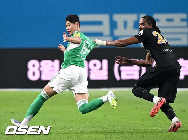 [OSEN=서울월드컵경기장, 이대선 기자] 3일 오후 서울월드컵경기장에서 쿠팡플레이 시리즈 2025&nbsp;2경기, 토트넘 홋스퍼 FC와 뉴캐슬 유나이티드 FC의 프리시즌 친선경기가 열렸다.토트넘 손흥민의 고별전이자 양민혁과 뉴캐슬 박승수의 맞대결로 주목받는 이번 경기는 단순한 프리시즌 친선경기가 아닌, 전설의 마지막, 신예의 등장 교차점이라는 특별한 의미가 더해진다.후반 뉴캐슬 유나이티드 박승수가 토트넘 홋스퍼 제드 스펜스와 몸싸움을 하고 있다. 2025.08.03 /sunday@osen.co.kr