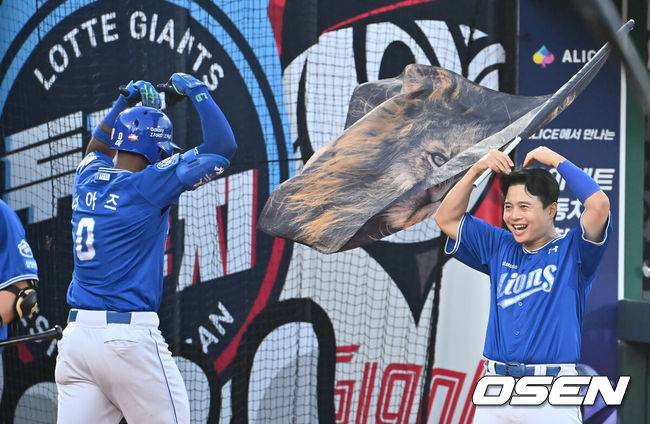 [OSEN=부산, 이석우 기자] 17일 부산 사직야구장에서 2025 신한 SOL 뱅크 KBO 리그 롯데 자이언츠와 삼성 라이온즈의 경기가 열렸다. 홈팀 롯데는 감보아가, 방문팀 삼성은 이승현이 선발 출전했다.삼성 라이온즈 디아즈가 4회초 무사 1루 우월 2점 홈런을 치고 김헌곤과 하트 세리머니를 하고 있다. 2025.08.17 / foto0307@osen.co.kr