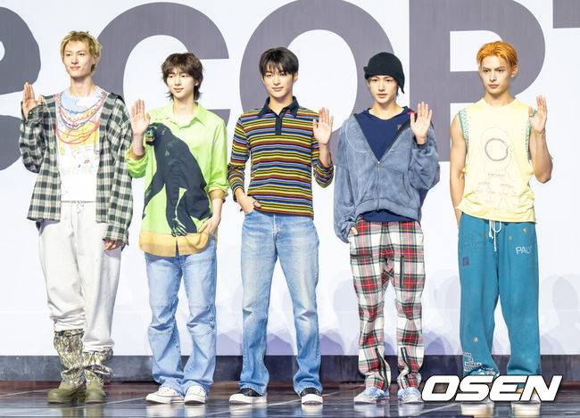 [OSEN=박준형 기자] 18일 오후 서울 한남동 블루스퀘어 SOL트래블홀에서 그룹 코르티스(CORTIS) 데뷔 기념 쇼케이스가 진행됐다.전원 10대인 다섯 멤버 마틴·제임스·주훈·성현·건호로 이루어진 코르티스(CORTIS)는 선 밖에 색칠하다'라는 뜻의 '컬러 아웃사이드 더 라인스'에서 알파벳 여섯 글자를 불규칙하게 가져와 만든 팀명이다. 투모로우바이투게더 이후 6년 만에 나오는 빅히트 뮤직의 신인 보이그룹. 코르티스가 포즈를 취하고 있다.  2025.08.18 / soul1014@osen.co.kr