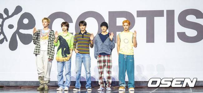 [OSEN=박준형 기자] 18일 오후 서울 한남동 블루스퀘어 SOL트래블홀에서 그룹 코르티스(CORTIS) 데뷔 기념 쇼케이스가 진행됐다.전원 10대인 다섯 멤버 마틴·제임스·주훈·성현·건호로 이루어진 코르티스(CORTIS)는 선 밖에 색칠하다'라는 뜻의 '컬러 아웃사이드 더 라인스'에서 알파벳 여섯 글자를 불규칙하게 가져와 만든 팀명이다. 투모로우바이투게더 이후 6년 만에 나오는 빅히트 뮤직의 신인 보이그룹. 코르티스가 포즈를 취하고 있다.  2025.08.18 / soul1014@osen.co.kr
