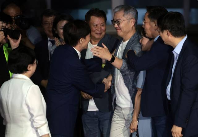 ▲조국혁신당 조국 전 대표가 15일 서울 구로구 남부교도소에서 광복절 특별사면·복권 조치로 출소하며 최강욱 전 의원과 인사하고 있다. ⓒ연합뉴스