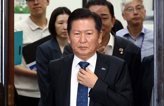 더불어민주당 정청래 대표가 18일 오전 서울 여의도 국회에서 열린 최고위원회의에 참석하고 있다. 뉴시스