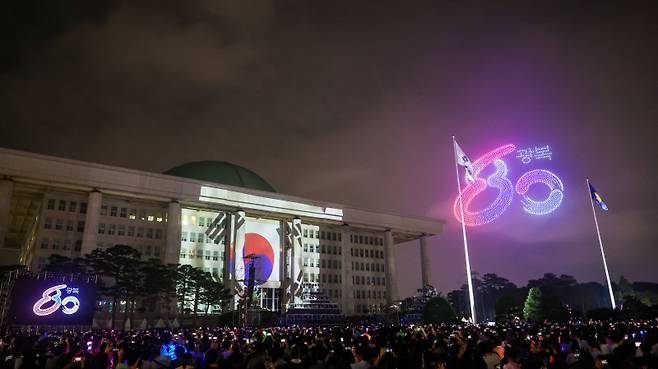 국가보훈부가 광복 80주년 계기, 온 국민이 함께하는 다양한 행사를 진행한다. 국회 앞에서 펼쳐진 싸이, 거미, 다이나믹듀오 등 인기가수 11팀의 지난 8월 14일 전야제 공연을 시작으로, ‘빛 축제 – 80개의 빛, 하나된 우리’ 등 역사와 예술, 첨단 기술이 결합된 전례 없는 스케일의 행사들이 펼쳐질 예정이다.(사진=국가보훈부)