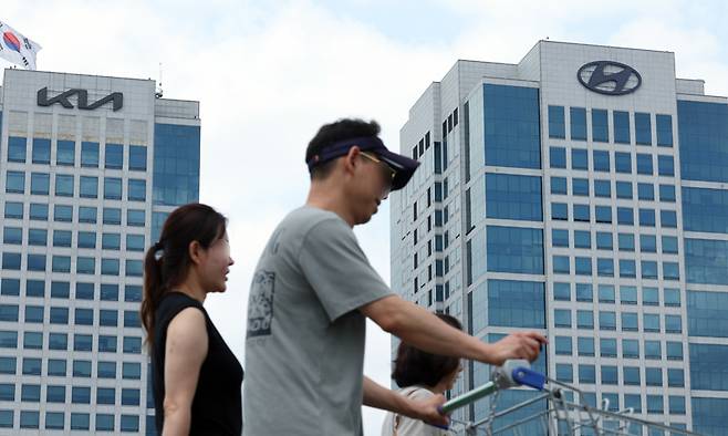 서울 서초구 양재동 현대자동차그룹 본사 앞으로 시민들이 지나고 있다. 뉴스1